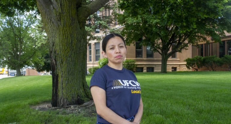 Dina Velasquez Escalante, empacadora de carne y delegada sindical, posa para un retrato en St. James, Minnesota, representa a su sindicato, UFCW Local 663.